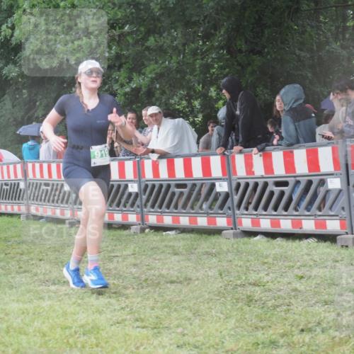 21.06.2025 - 27. Vierlanden-Triathlon KatJ http://msf.ph/oto/8033878 15.06.2025 13:46:45 Ziel 919 meine-sportfotos.de