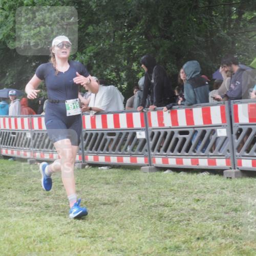 21.06.2025 - 27. Vierlanden-Triathlon KatJ http://msf.ph/oto/8033882 15.06.2025 13:46:45 Ziel 919 meine-sportfotos.de