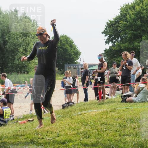 15.06.2025 - 27. Vierlanden-Triathlon KatJ http://msf.ph/oto/8033883 15.06.2025 11:17:07 Schwimmen 825, 945, 978 meine-sportfotos.de