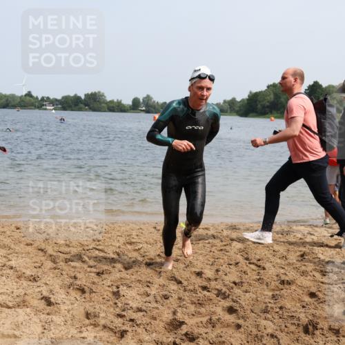 15.06.2025 - 27. Vierlanden-Triathlon Lena Gebhardt http://msf.ph/oto/8033884 15.06.2025 11:18:40 Schwimmen 885, 909, 912, 916, 925, 939 meine-sportfotos.de