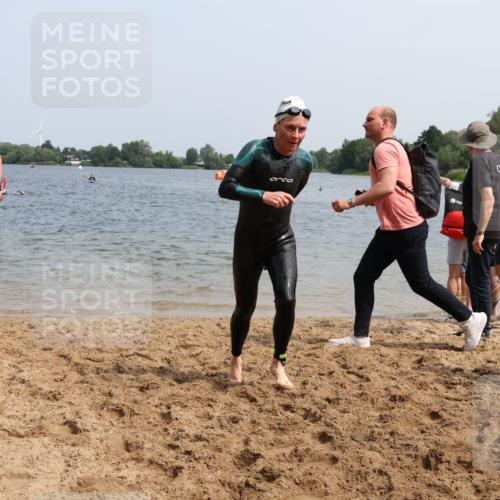15.06.2025 - 27. Vierlanden-Triathlon Lena Gebhardt http://msf.ph/oto/8033888 15.06.2025 11:18:40 Schwimmen 885, 909, 912, 916, 925, 939 meine-sportfotos.de