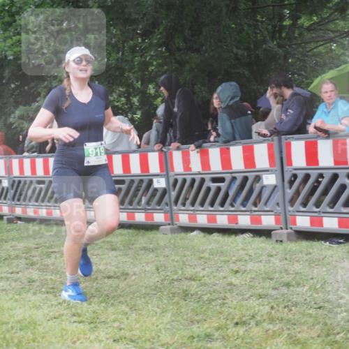 21.06.2025 - 27. Vierlanden-Triathlon KatJ http://msf.ph/oto/8033889 15.06.2025 13:46:45 Ziel 919 meine-sportfotos.de