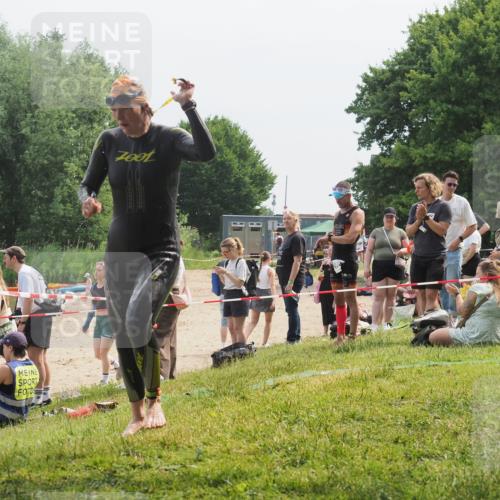 15.06.2025 - 27. Vierlanden-Triathlon KatJ http://msf.ph/oto/8033890 15.06.2025 11:17:07 Schwimmen 825, 945, 978 meine-sportfotos.de