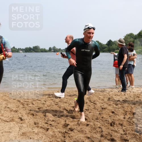 15.06.2025 - 27. Vierlanden-Triathlon Lena Gebhardt http://msf.ph/oto/8033892 15.06.2025 11:18:40 Schwimmen 885, 909, 912, 916, 925, 939 meine-sportfotos.de