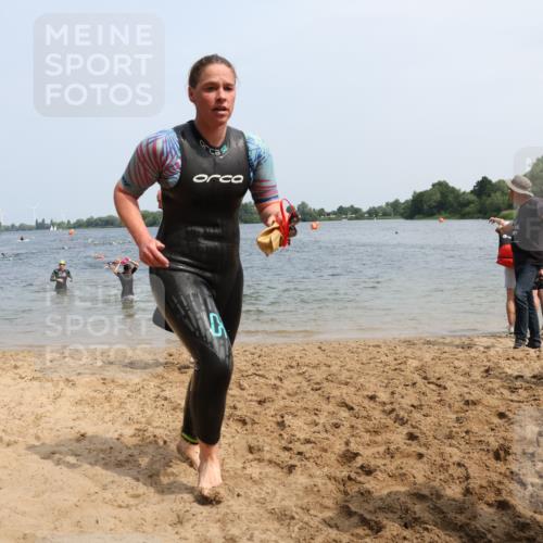 15.06.2025 - 27. Vierlanden-Triathlon Lena Gebhardt http://msf.ph/oto/8033904 15.06.2025 11:18:41 Schwimmen 885, 909, 916, 925, 939 meine-sportfotos.de