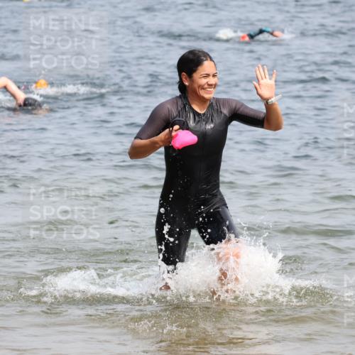 15.06.2025 - 27. Vierlanden-Triathlon Lena Gebhardt http://msf.ph/oto/8033908 15.06.2025 11:18:42 Schwimmen 885, 909, 916, 925, 939 meine-sportfotos.de
