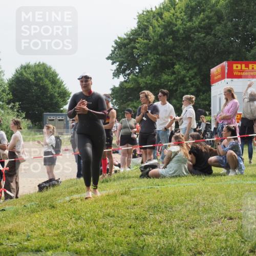 15.06.2025 - 27. Vierlanden-Triathlon KatJ http://msf.ph/oto/8033909 15.06.2025 11:17:10 Schwimmen 944, 945, 978, 979 meine-sportfotos.de