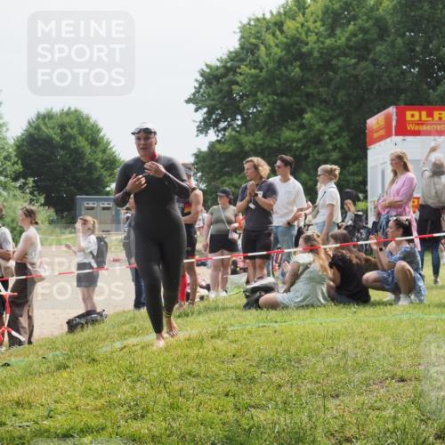 15.06.2025 - 27. Vierlanden-Triathlon KatJ http://msf.ph/oto/8033914 15.06.2025 11:17:11 Schwimmen 944, 945, 978, 979 meine-sportfotos.de