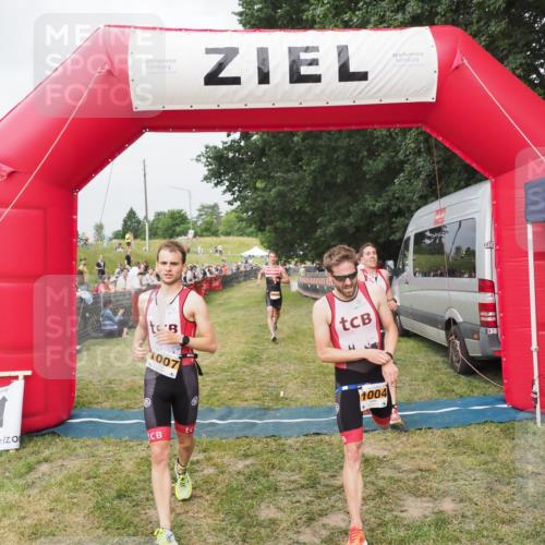 21.06.2025 - 27. Vierlanden-Triathlon MichiJ http://msf.ph/oto/8033918 15.06.2026 12:56:48 Ziel 725, 1004, 1006, 1007, 1008 meine-sportfotos.de