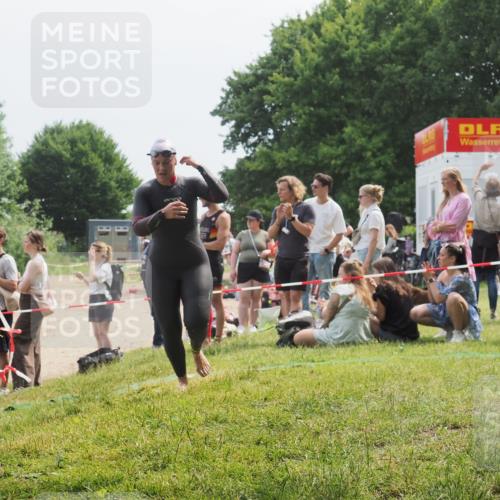 15.06.2025 - 27. Vierlanden-Triathlon KatJ http://msf.ph/oto/8033920 15.06.2025 11:17:11 Schwimmen 944, 945, 978, 979 meine-sportfotos.de