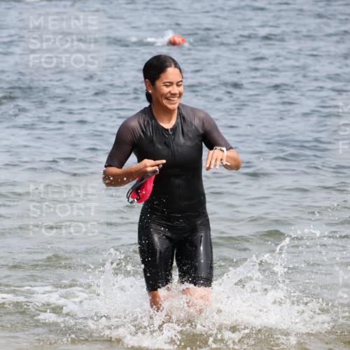 15.06.2025 - 27. Vierlanden-Triathlon Lena Gebhardt http://msf.ph/oto/8033921 15.06.2025 11:18:43 Schwimmen 885, 909, 916, 925, 939 meine-sportfotos.de