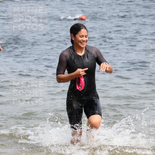 15.06.2025 - 27. Vierlanden-Triathlon Lena Gebhardt http://msf.ph/oto/8033928 15.06.2025 11:18:43 Schwimmen 885, 909, 916, 925, 939 meine-sportfotos.de