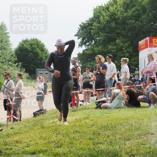 15.06.2025 - 27. Vierlanden-Triathlon KatJ http://msf.ph/oto/8033934 15.06.2025 11:17:11 Schwimmen 944, 945, 978, 979 meine-sportfotos.de