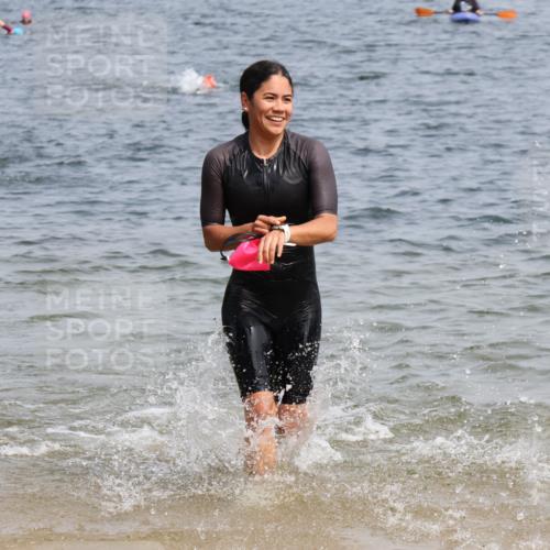 15.06.2025 - 27. Vierlanden-Triathlon Lena Gebhardt http://msf.ph/oto/8033935 15.06.2025 11:18:44 Schwimmen 885, 909, 916, 925, 939 meine-sportfotos.de