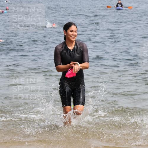 15.06.2025 - 27. Vierlanden-Triathlon Lena Gebhardt http://msf.ph/oto/8033939 15.06.2025 11:18:44 Schwimmen 885, 909, 916, 925, 939 meine-sportfotos.de