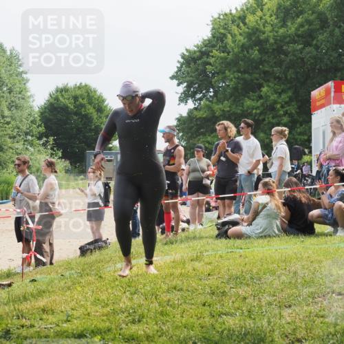 15.06.2025 - 27. Vierlanden-Triathlon KatJ http://msf.ph/oto/8033940 15.06.2025 11:17:11 Schwimmen 944, 945, 978, 979 meine-sportfotos.de