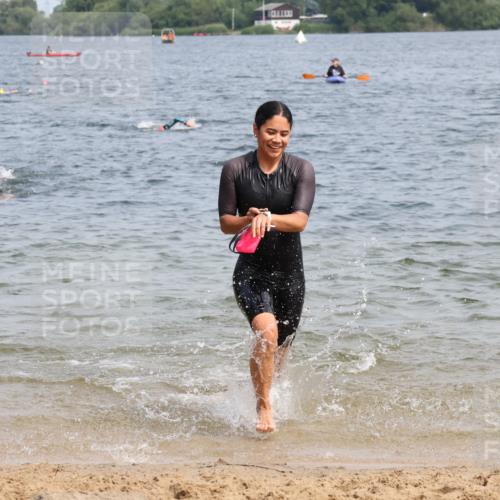 15.06.2025 - 27. Vierlanden-Triathlon Lena Gebhardt http://msf.ph/oto/8033944 15.06.2025 11:18:44 Schwimmen 885, 909, 916, 925, 939 meine-sportfotos.de
