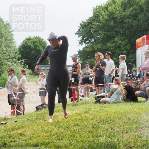 15.06.2025 - 27. Vierlanden-Triathlon KatJ http://msf.ph/oto/8033946 15.06.2025 11:17:11 Schwimmen 944, 945, 978, 979 meine-sportfotos.de