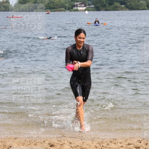 15.06.2025 - 27. Vierlanden-Triathlon Lena Gebhardt http://msf.ph/oto/8033949 15.06.2025 11:18:44 Schwimmen 885, 909, 916, 925, 939 meine-sportfotos.de
