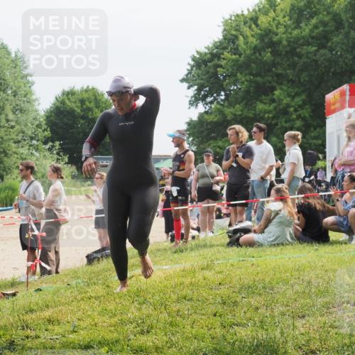 15.06.2025 - 27. Vierlanden-Triathlon KatJ http://msf.ph/oto/8033952 15.06.2025 11:17:11 Schwimmen 944, 945, 978, 979 meine-sportfotos.de