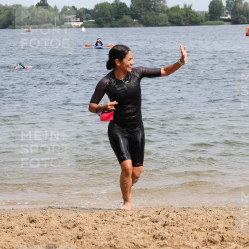 15.06.2025 - 27. Vierlanden-Triathlon Lena Gebhardt http://msf.ph/oto/8033957 15.06.2025 11:18:45 Schwimmen 885, 909, 916, 925, 939 meine-sportfotos.de