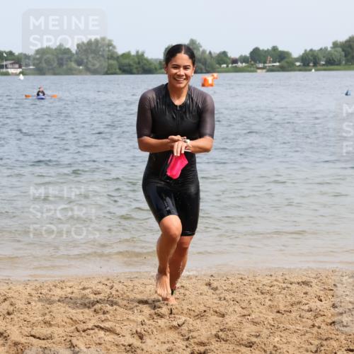 15.06.2025 - 27. Vierlanden-Triathlon Lena Gebhardt http://msf.ph/oto/8033961 15.06.2025 11:18:46 Schwimmen 885, 909, 916, 925, 939 meine-sportfotos.de