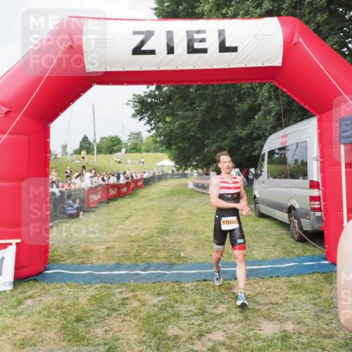 21.06.2025 - 27. Vierlanden-Triathlon MichiJ http://msf.ph/oto/8033962 15.06.2026 12:56:49 Ziel 725, 1004, 1006, 1007, 1008 meine-sportfotos.de