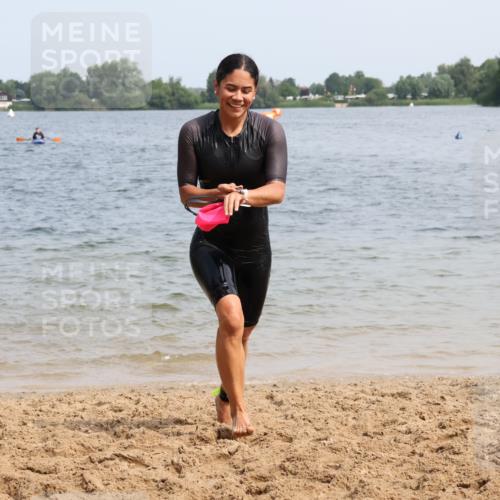 15.06.2025 - 27. Vierlanden-Triathlon Lena Gebhardt http://msf.ph/oto/8033966 15.06.2025 11:18:46 Schwimmen 885, 909, 916, 925, 939 meine-sportfotos.de