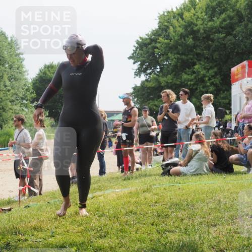 15.06.2025 - 27. Vierlanden-Triathlon KatJ http://msf.ph/oto/8033967 15.06.2025 11:17:12 Schwimmen 944, 945, 978, 979 meine-sportfotos.de