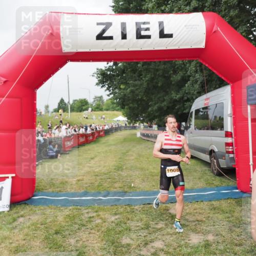 21.06.2025 - 27. Vierlanden-Triathlon MichiJ http://msf.ph/oto/8033968 15.06.2026 12:56:49 Ziel 725, 1004, 1006, 1007, 1008 meine-sportfotos.de
