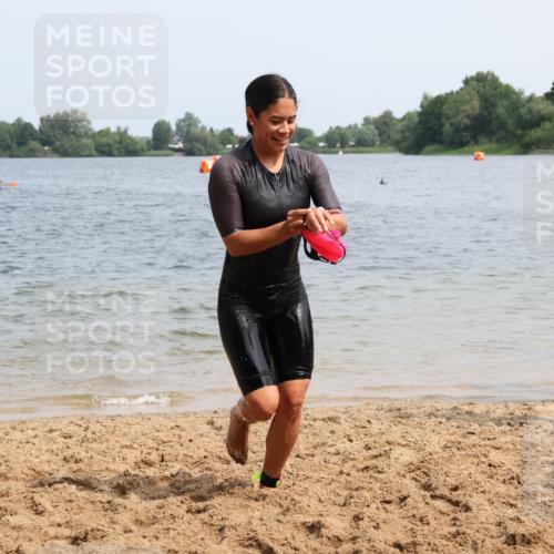 15.06.2025 - 27. Vierlanden-Triathlon Lena Gebhardt http://msf.ph/oto/8033971 15.06.2025 11:18:47 Schwimmen 885, 909, 916, 925, 939 meine-sportfotos.de