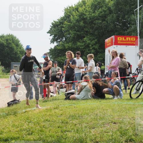 15.06.2025 - 27. Vierlanden-Triathlon KatJ http://msf.ph/oto/8033972 15.06.2025 11:17:15 Schwimmen 944, 945, 979 meine-sportfotos.de