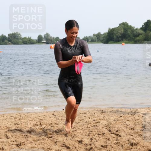 15.06.2025 - 27. Vierlanden-Triathlon Lena Gebhardt http://msf.ph/oto/8033976 15.06.2025 11:18:47 Schwimmen 885, 909, 916, 925, 939 meine-sportfotos.de