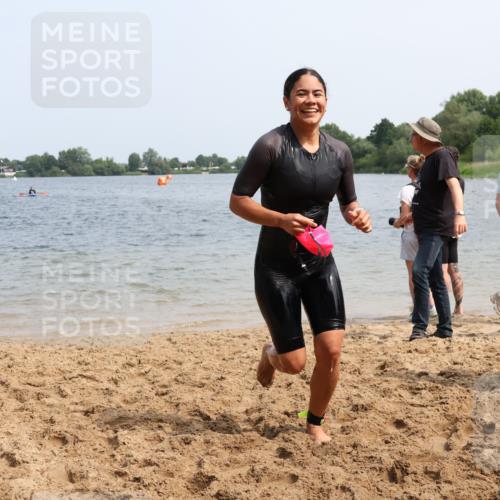 15.06.2025 - 27. Vierlanden-Triathlon Lena Gebhardt http://msf.ph/oto/8033980 15.06.2025 11:18:47 Schwimmen 885, 909, 916, 925, 939 meine-sportfotos.de