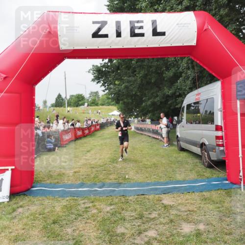 21.06.2025 - 27. Vierlanden-Triathlon MichiJ http://msf.ph/oto/8033981 15.06.2026 12:57:02 Ziel 59 meine-sportfotos.de