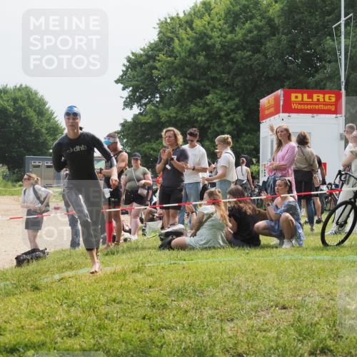 15.06.2025 - 27. Vierlanden-Triathlon KatJ http://msf.ph/oto/8033985 15.06.2025 11:17:15 Schwimmen 944, 945, 979 meine-sportfotos.de