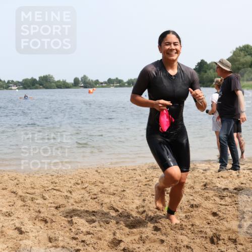 15.06.2025 - 27. Vierlanden-Triathlon Lena Gebhardt http://msf.ph/oto/8033986 15.06.2025 11:18:47 Schwimmen 885, 909, 916, 925, 939 meine-sportfotos.de