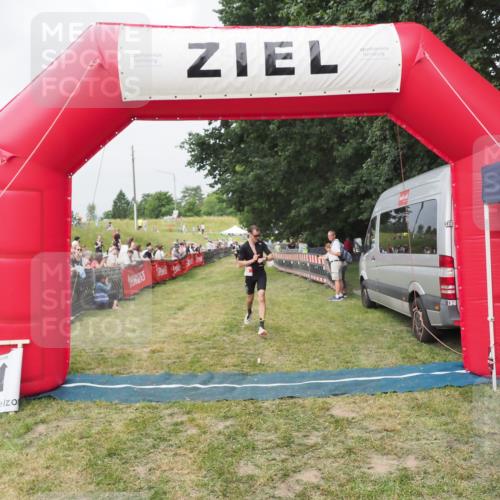 21.06.2025 - 27. Vierlanden-Triathlon MichiJ http://msf.ph/oto/8033987 15.06.2026 12:57:02 Ziel 59 meine-sportfotos.de