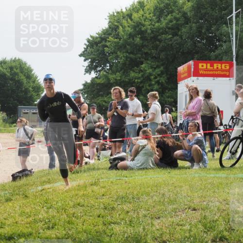 15.06.2025 - 27. Vierlanden-Triathlon KatJ http://msf.ph/oto/8033991 15.06.2025 11:17:15 Schwimmen 944, 945, 979 meine-sportfotos.de