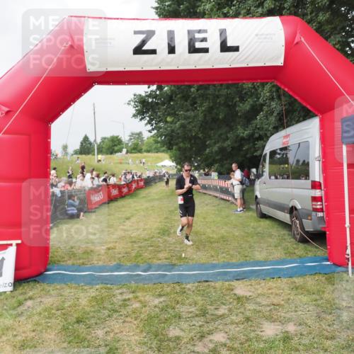 21.06.2025 - 27. Vierlanden-Triathlon MichiJ http://msf.ph/oto/8033999 15.06.2026 12:57:03 Ziel 59 meine-sportfotos.de