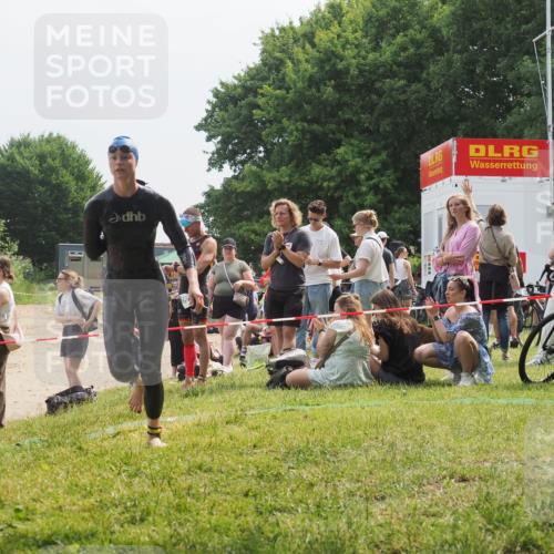 15.06.2025 - 27. Vierlanden-Triathlon KatJ http://msf.ph/oto/8034004 15.06.2025 11:17:15 Schwimmen 944, 945, 979 meine-sportfotos.de