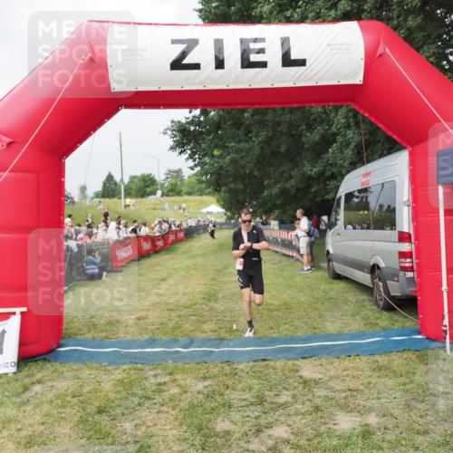 21.06.2025 - 27. Vierlanden-Triathlon MichiJ http://msf.ph/oto/8034005 15.06.2026 12:57:03 Ziel 59 meine-sportfotos.de