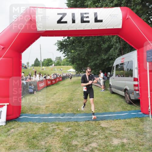 21.06.2025 - 27. Vierlanden-Triathlon MichiJ http://msf.ph/oto/8034016 15.06.2026 12:57:03 Ziel 59 meine-sportfotos.de
