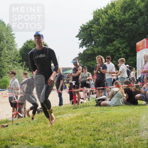 15.06.2025 - 27. Vierlanden-Triathlon KatJ http://msf.ph/oto/8034021 15.06.2025 11:17:16 Schwimmen 944, 945, 979 meine-sportfotos.de