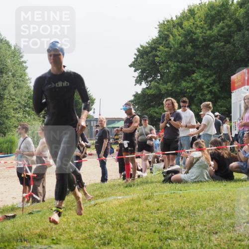 15.06.2025 - 27. Vierlanden-Triathlon KatJ http://msf.ph/oto/8034026 15.06.2025 11:17:16 Schwimmen 944, 945, 979 meine-sportfotos.de
