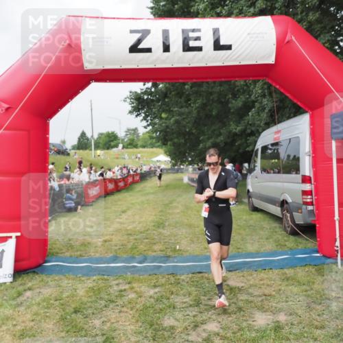 21.06.2025 - 27. Vierlanden-Triathlon MichiJ http://msf.ph/oto/8034027 15.06.2026 12:57:04 Ziel 59 meine-sportfotos.de