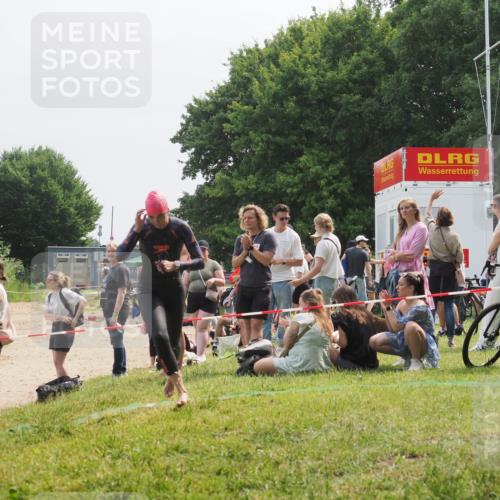 15.06.2025 - 27. Vierlanden-Triathlon KatJ http://msf.ph/oto/8034031 15.06.2025 11:17:17 Schwimmen 944, 945, 979 meine-sportfotos.de