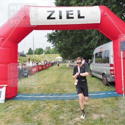 21.06.2025 - 27. Vierlanden-Triathlon MichiJ http://msf.ph/oto/8034033 15.06.2026 12:57:04 Ziel 59 meine-sportfotos.de