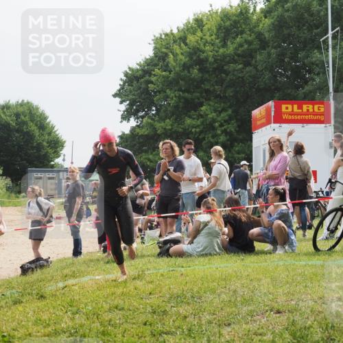 15.06.2025 - 27. Vierlanden-Triathlon KatJ http://msf.ph/oto/8034038 15.06.2025 11:17:17 Schwimmen 944, 945, 979 meine-sportfotos.de
