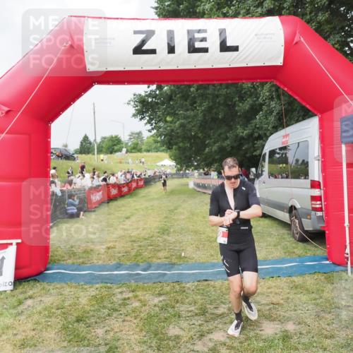 21.06.2025 - 27. Vierlanden-Triathlon MichiJ http://msf.ph/oto/8034039 15.06.2026 12:57:04 Ziel 59 meine-sportfotos.de
